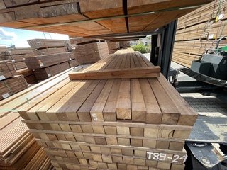 Ca. 56x Guyana Teak palen fijnbezaagd, 68x68mm, lengte 275cm